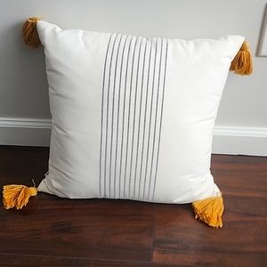 2 Decorative pillows